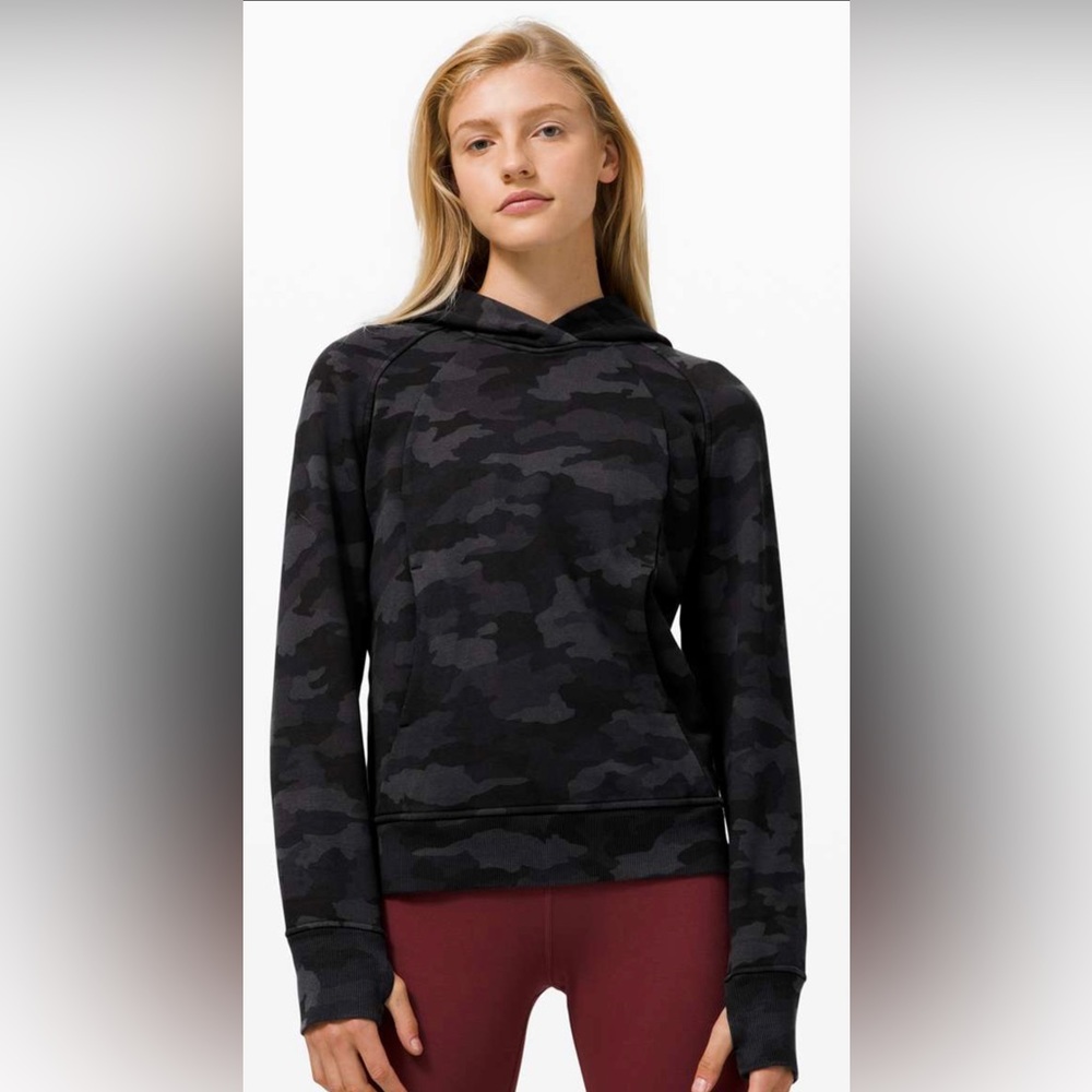 Lululemon scuba pull over – Heritage 365 camo deep coal/black.  Size 6.  EUC